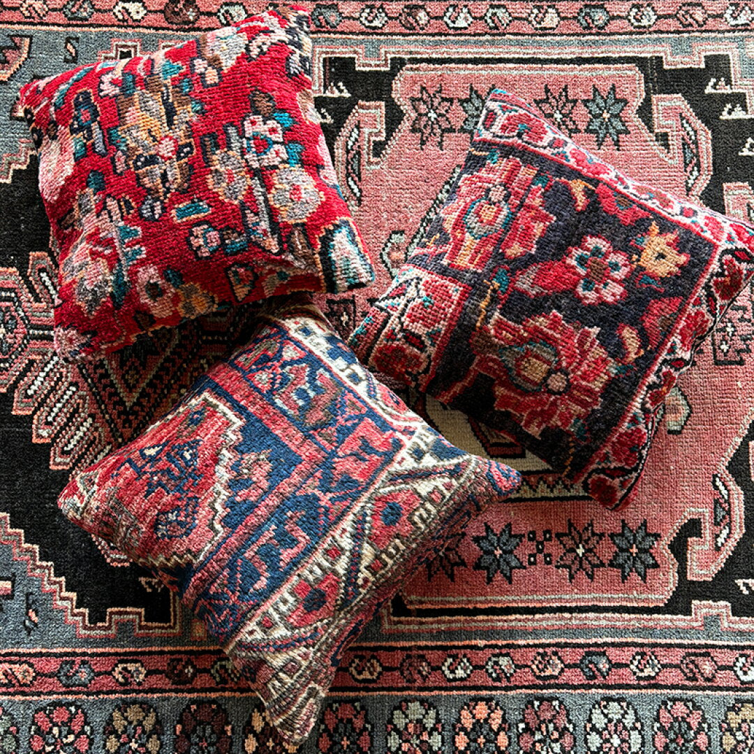 いつものインテリアがほんのり色づいて見える。自分だけのトライバルラグクッション。